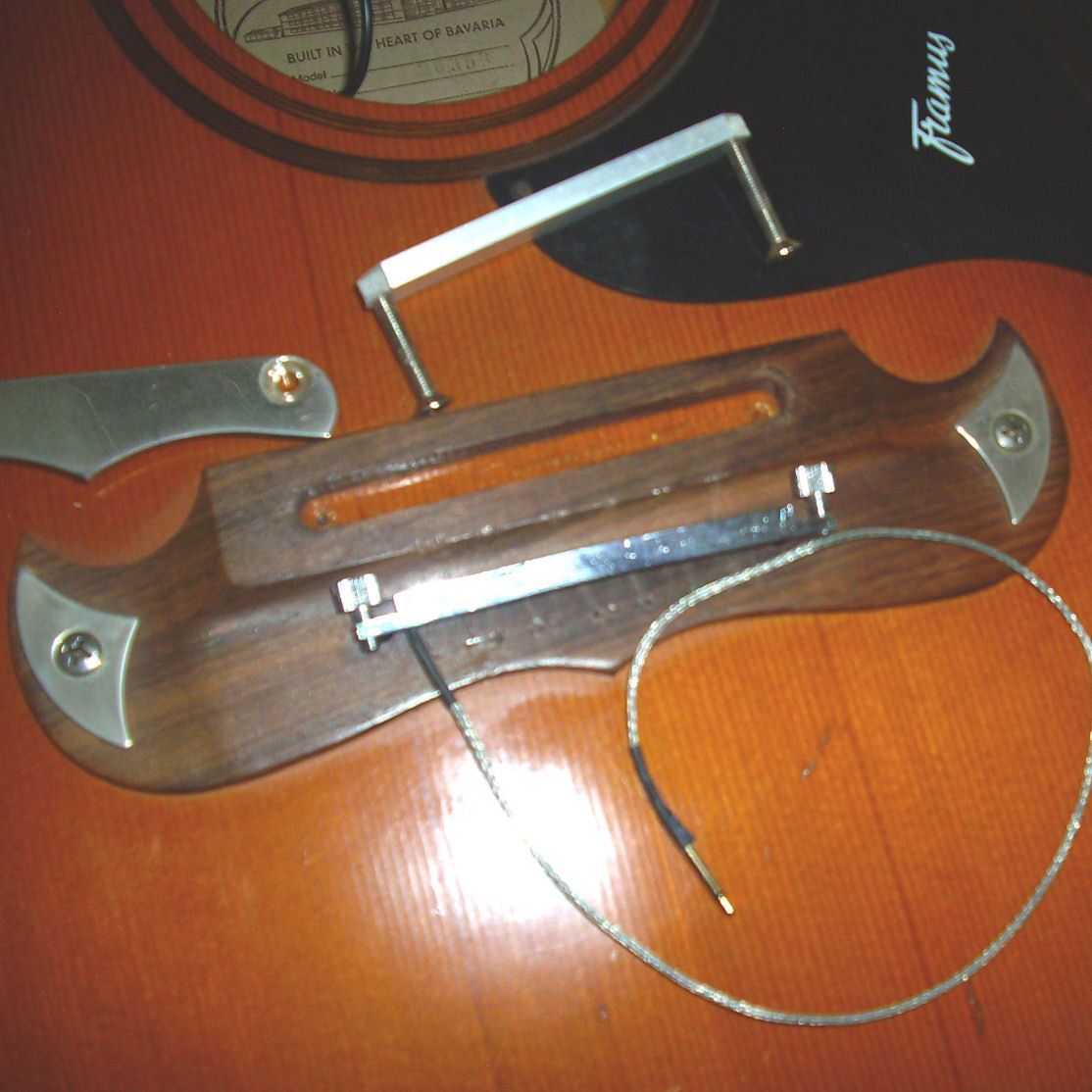 Brcke und Halter mit Piezo montiert