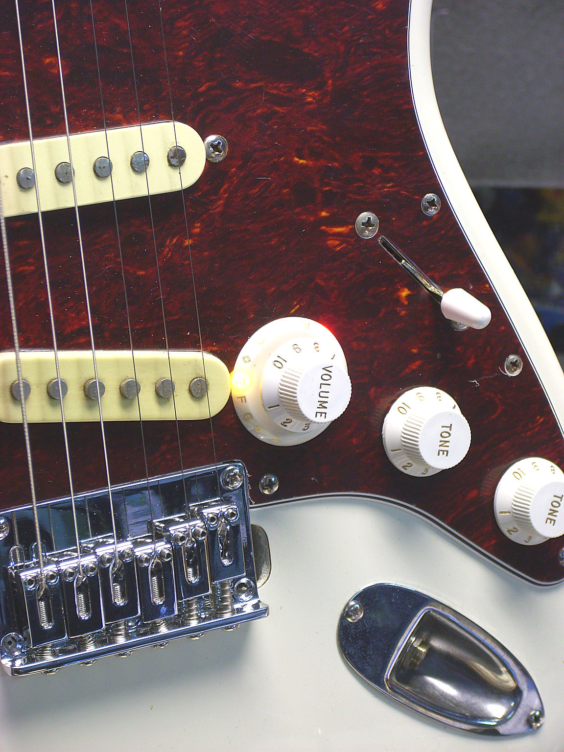 Squier Strat Umbau mit N-Tune und Pickguard on